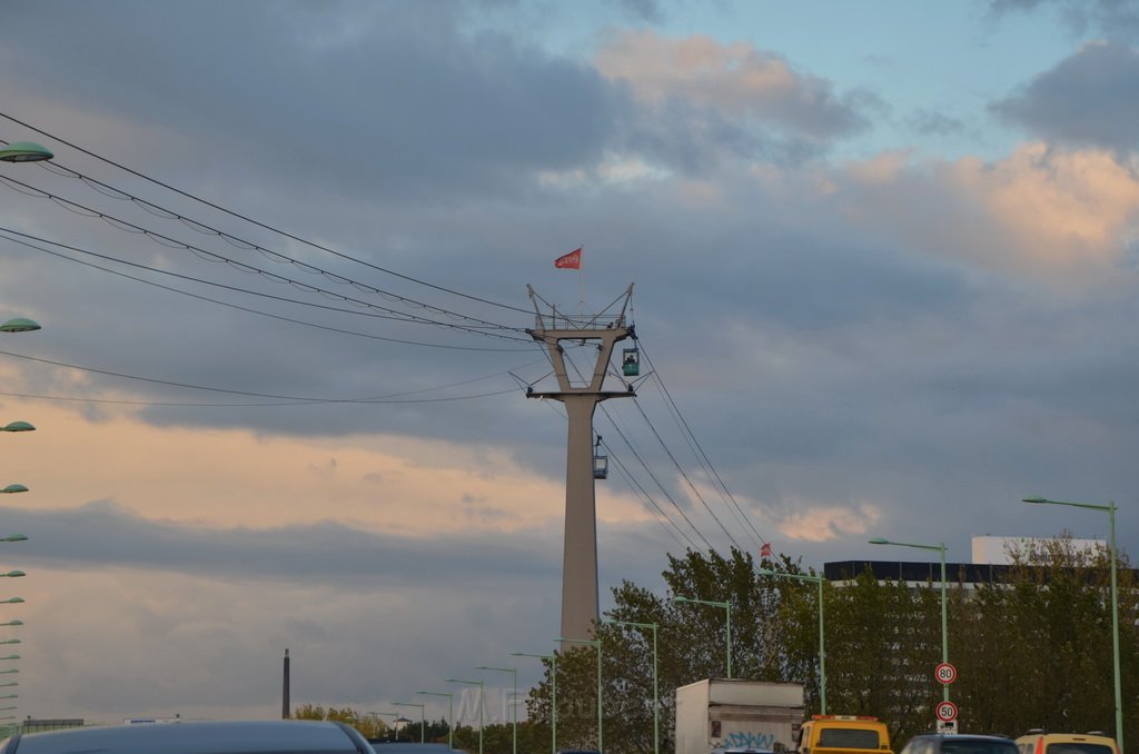 Einsatz BF Hoehenretter Koelner Seilbahn Hoehe Zoobruecke P2078.JPG